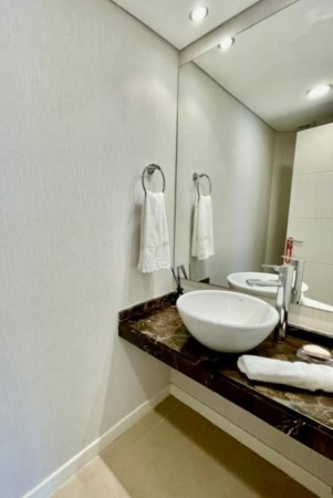 CASINO TOWER.  2 dormitorios en suite, piso alto