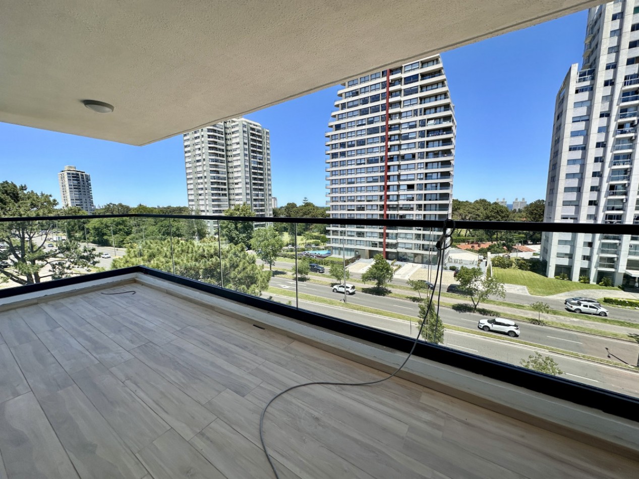 APARTAMENTO DE 3 DORMITORIOS SOBRE AV. ROOSEVELT